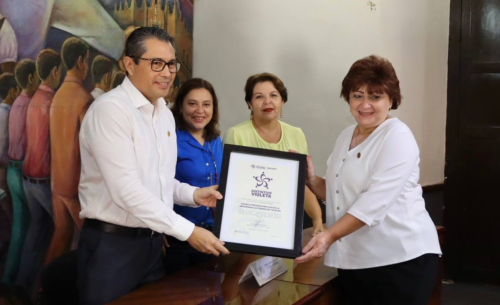 MaraCastillo22's tweet photo. Seguimos trabajando de la mano de la @uady_mx para seguir generando entornos más seguros para las mujeres. Entregamos el #DistintivoVioleta a las  escuelas del Sistema de Educación Media Superior de esta casa de estudios.

Gracias rector @ca_estrada por ser aliado. https://t.co/2ijKQ61ziV