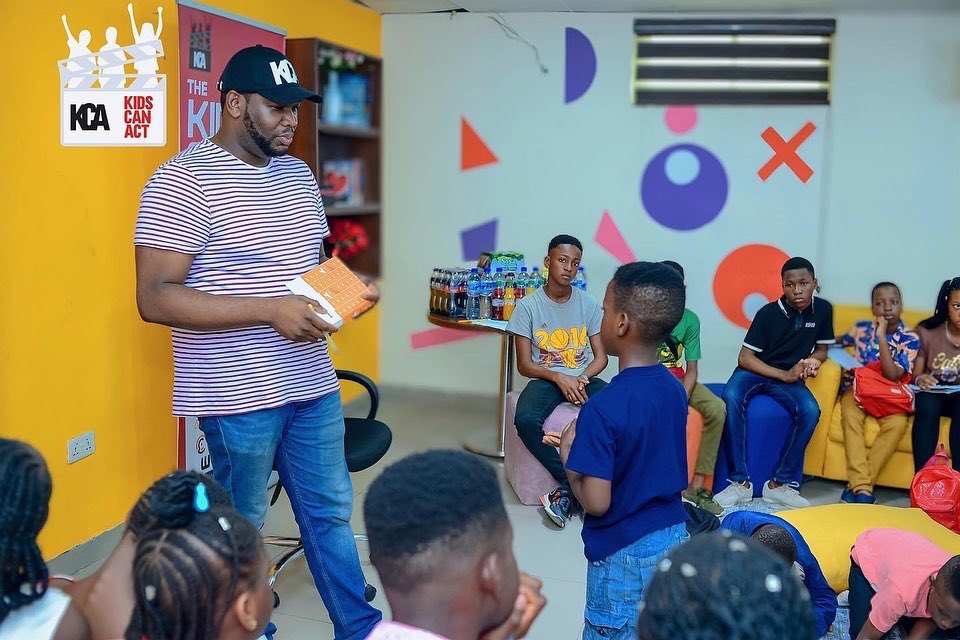 SuperKidActor_'s tweet photo. PEOPLE of this planet help us say a big thank youuu to @obimaduegbuna for not only training me but for his gestures in recommending us for a production, 

A yr Ago we met him , there I was taking firsthand tutelage from him ,a mentor #gratitude 🙏 #kca https://t.co/KebggMhp4e