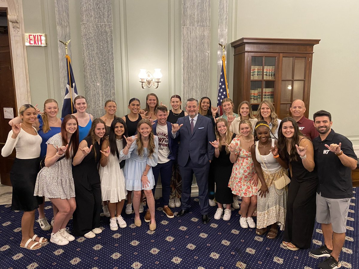 It was an honor to meet Senator Ted Cruz in Washington, D.C. 🇺🇸

#BuffNation #WTAMU