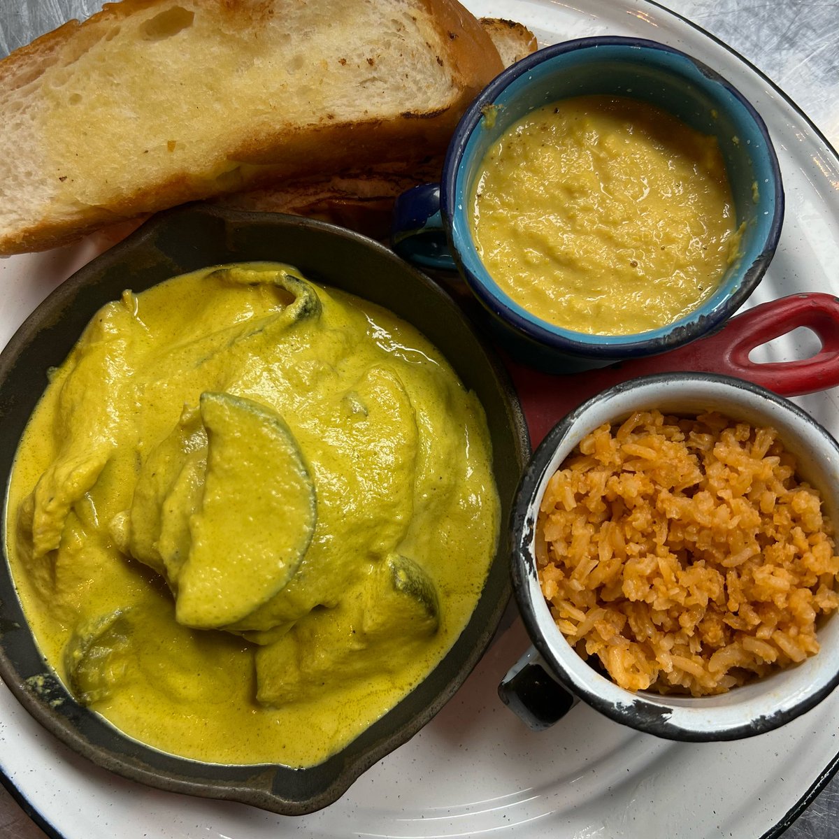 Cucharahouston's tweet photo. Not sure what to eat for dinner?
How about a pollo poblano?
We got you covered😏
#MexicoCityInHouston
#MomsCookBest https://t.co/SxxIbKZbuA