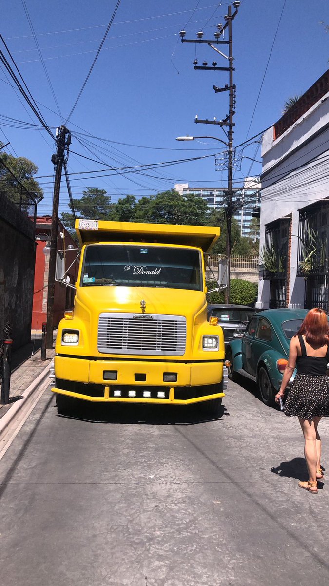 ValGreenV's tweet photo. @MHcesac y en el 54 de Gobernador José Guadalupe Covarrubias, San Miguel Chapultepec 1seccion, siguen con su prepotencia circulando en sentido contrario y bloqueando la calle https://t.co/LshmctAtWk