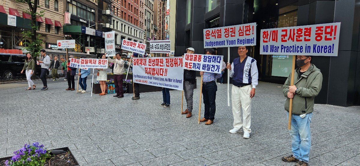 미주동포들도 국내 촛불대행진에 발맞춰 몇 달전부터 여러 도시에서 매주 윤석열퇴진 시위를 펼치고 있다. 윤석열 퇴진과 후쿠시마 오염수방류 반대는 단골 이슈다. 6월25일에 UN본부에서 일본의 오염수방류를 규탄하는 대규모시위로 국제여론을 환기시킬 예정이다. 워싱턴에서도 버스대절해 동참한다.