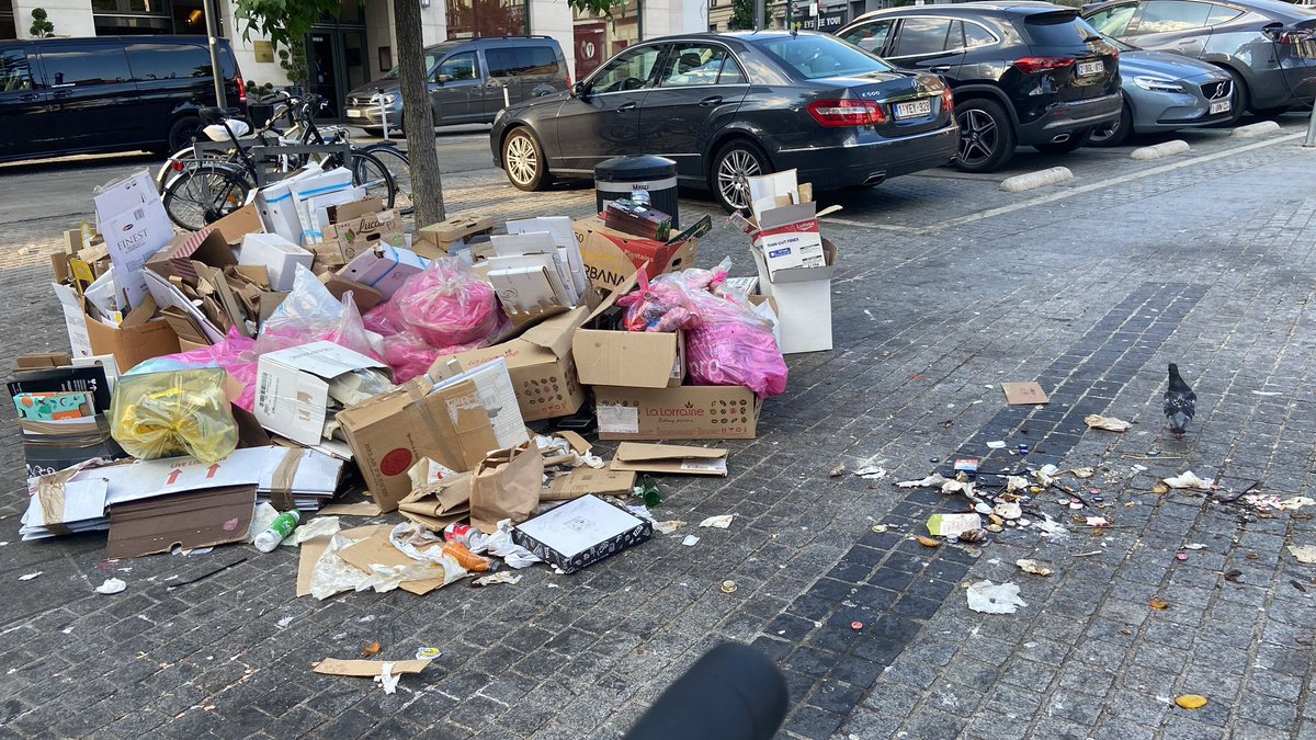 ⚠️ Place #Jourdan this eve near @EU_Commission. This is a SHAME!!!We need garbage containers (after market) and URGENT HELP for homeless people and drug users!  @alainmaron @VincentDeWolf