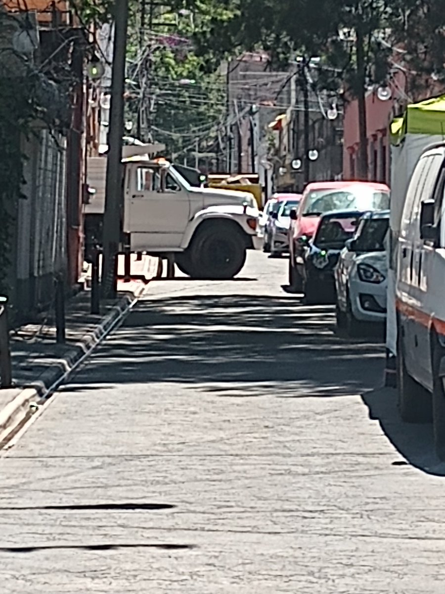 ValGreenV's tweet photo. @MHcesac y en el 54 de Gobernador José Guadalupe Covarrubias, San Miguel Chapultepec 1seccion, siguen con su prepotencia circulando en sentido contrario y bloqueando la calle https://t.co/LshmctAtWk