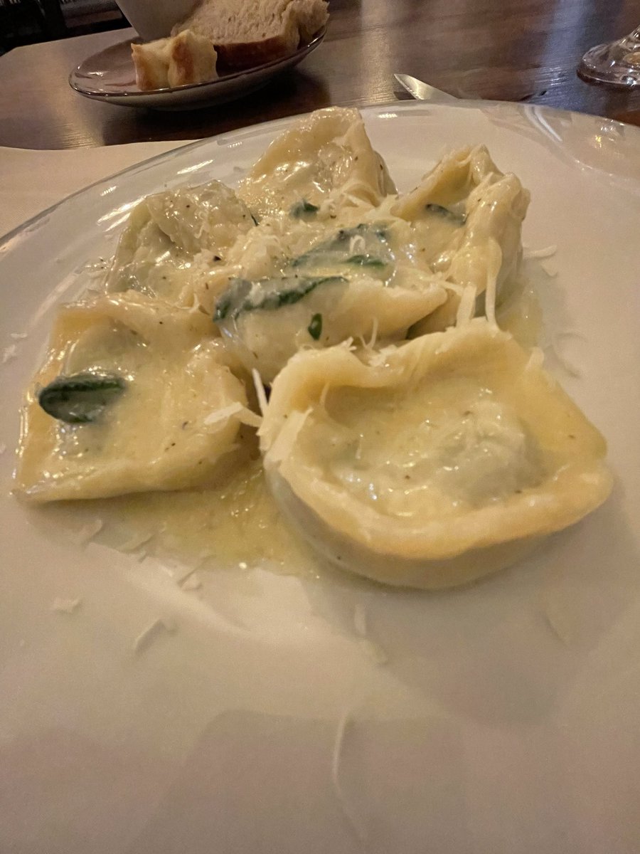 frasKitor's tweet photo. Que no se te quiten nunca las ganas de comer y seguir creciendo entre comidas 🍽️ 
Por mucho hp que te sigas cruzando 
A tu salud 🥂 https://t.co/DMKxRf6h82