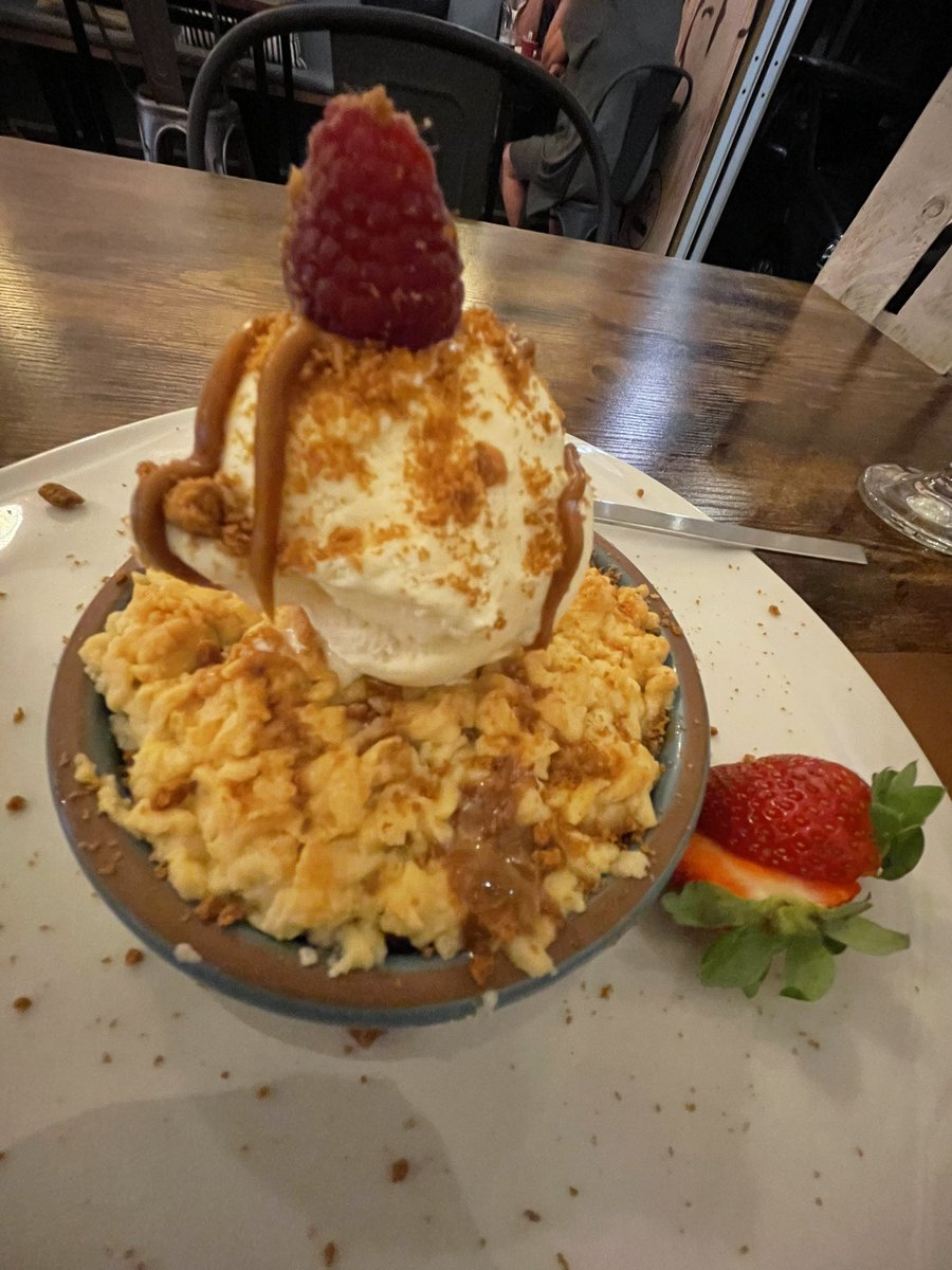 frasKitor's tweet photo. Que no se te quiten nunca las ganas de comer y seguir creciendo entre comidas 🍽️ 
Por mucho hp que te sigas cruzando 
A tu salud 🥂 https://t.co/DMKxRf6h82
