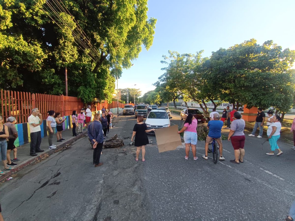 traficovv's tweet photo. #Aragua Protesta en la Urbanización La Fuente en #Turmero, Avenida Ricaurte. Vecinos cierran la calle por falta de agua, 15 días sin recibirla. (6:21 p. m.) 

Vía @InformacionVias
 https://t.co/xYh4Gl70fX