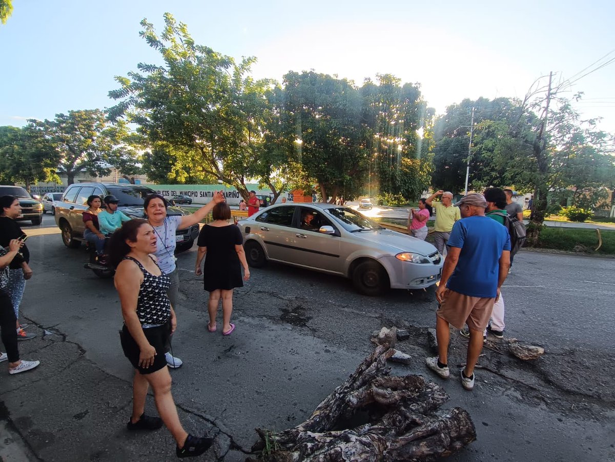 traficovv's tweet photo. #Aragua Protesta en la Urbanización La Fuente en #Turmero, Avenida Ricaurte. Vecinos cierran la calle por falta de agua, 15 días sin recibirla. (6:21 p. m.) 

Vía @InformacionVias
 https://t.co/xYh4Gl70fX