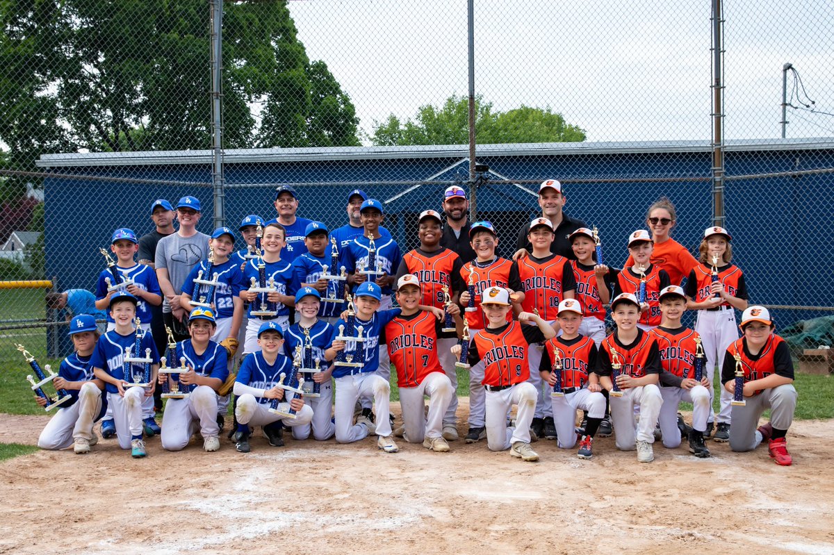 This is sportsmanship. After a hard fought game, the Dodgers won the Championship, but the Orioles showed everyone what they are made of. Congratulations to both teams!