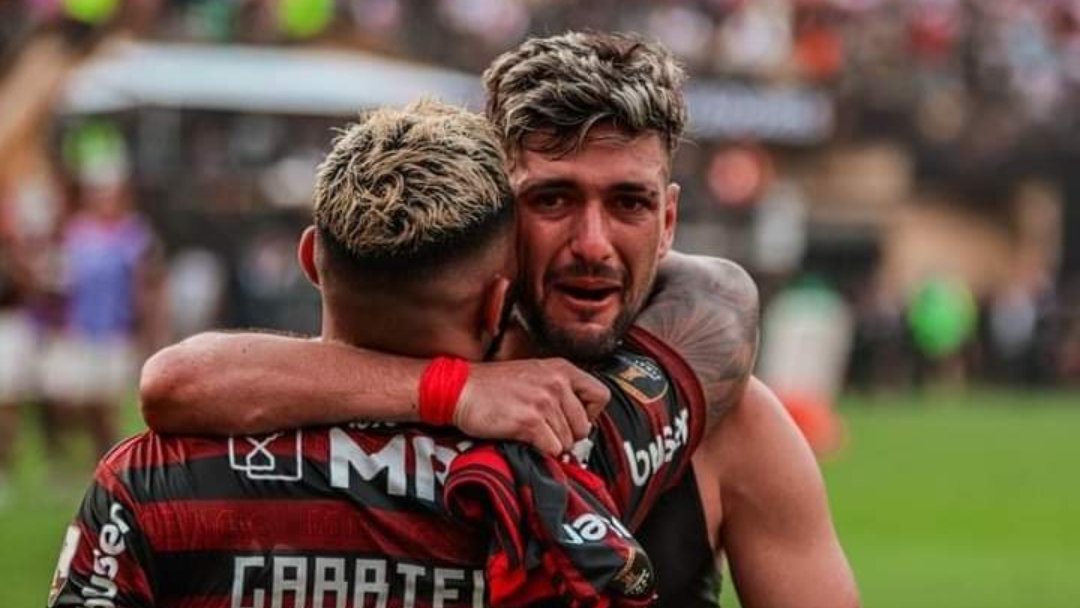 CentralFlaNacao's tweet photo. Foto rara da final da Libertadores 2019! O abraço de Arrascaeta em Gabigol após o gol da virada, logo após esse momento, Arrascaeta foi substituído e saiu de campo chorando, emocionado. ❤️🖤🥺 https://t.co/cUiheR1q3F