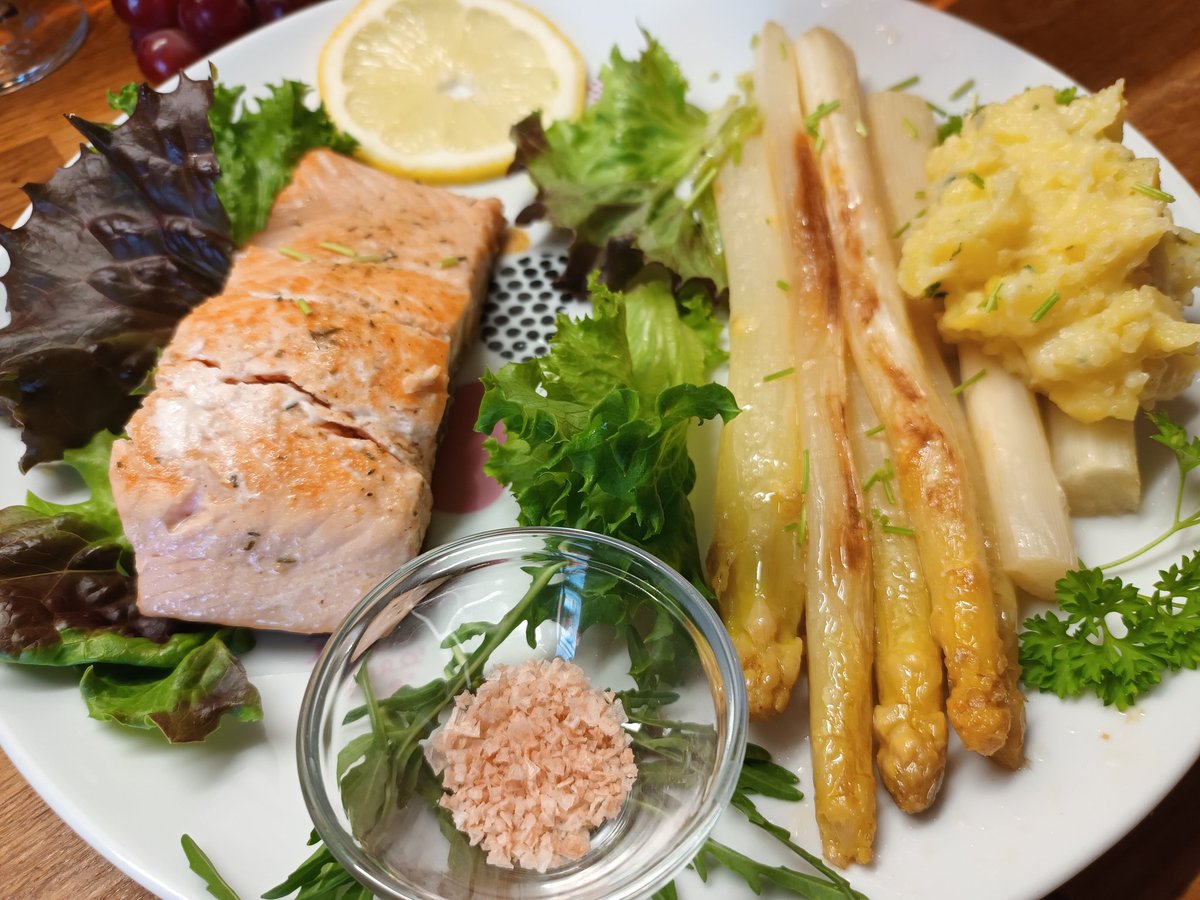 kristallnaach's tweet photo. #Weintag? 🍷 😋 🍇 🎣 #Fischtag?
Regionaler🌿#Spargeltag?🌱..egal
😍hauptsache #selbstgemacht &amp; 😋
#frischgekocht 🧹 🧙‍♀️#Hexenküche https://t.co/8kW5bnxRJe