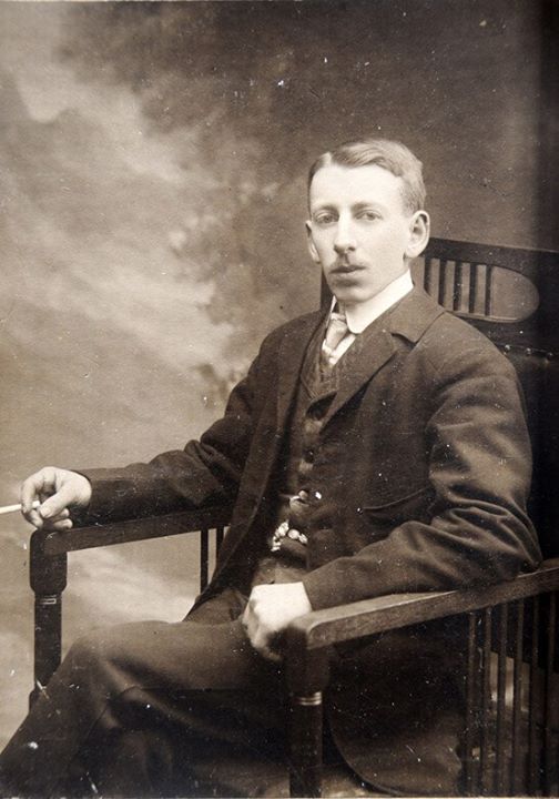 Pteroterror's tweet photo. For Pride Month 🏳️‍🌈

Spotlight on a gay Magyar paleontologist, discoverer of Transylvanian Dinosaurs, who postulated on the evolution of birds and named species after his boyfriends ass. Oh, and hijacked a plane &amp; planned on becoming the King of Albania. 

Baron Franz Nopcsa 🎊 🧵 https://t.co/AoDWSCEZAn