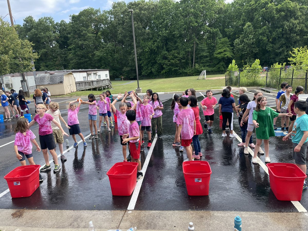 HWES_MrsEpps's tweet photo. Field day @HuntersWoodsES Best. Day. Ever #4thgraderocks #threemoresleeps https://t.co/K369UVJHgd