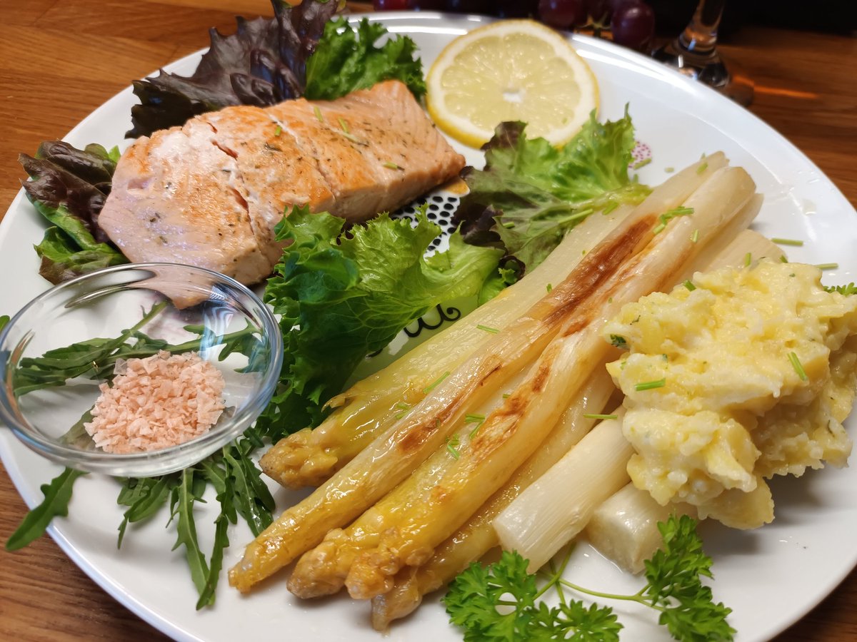 kristallnaach's tweet photo. #frischgekocht🧹😋🧙‍♀️#Hexenküche 
#Weintag? 🍷 😋 🍇 🎣 #Fischtag?
regionaler🌿#Spargeltag?🌱..egal.. https://t.co/JFftGZLFc0
