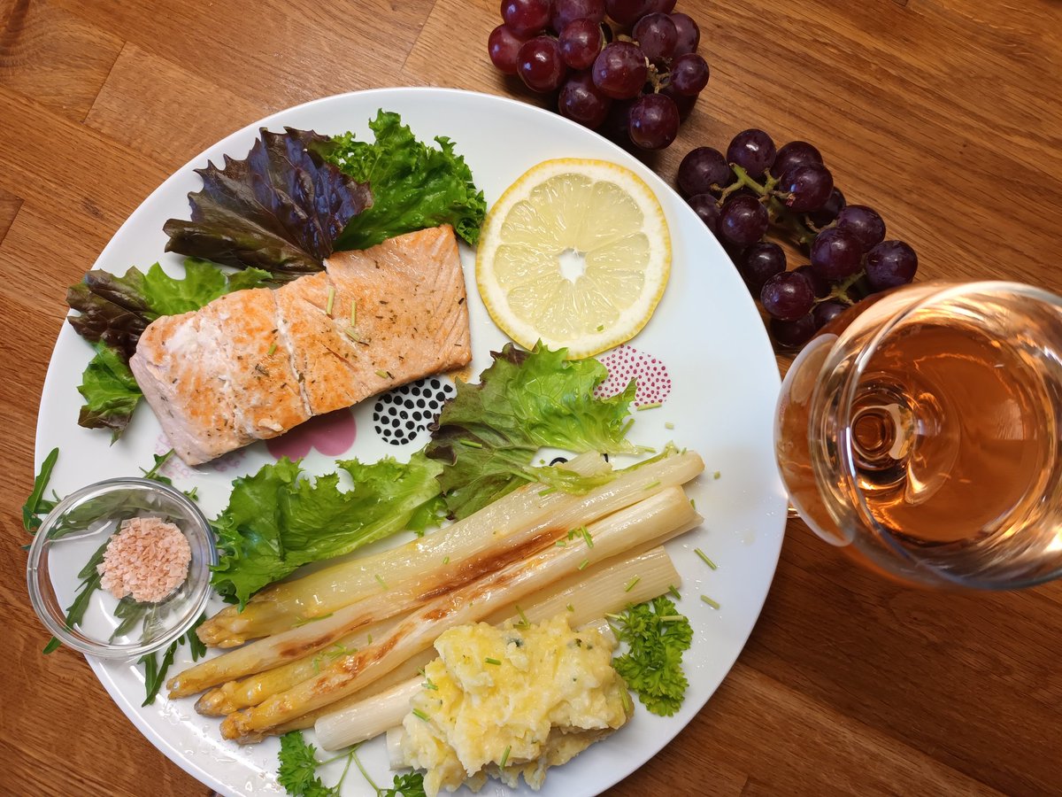 kristallnaach's tweet photo. #frischgekocht🧹😋🧙‍♀️#Hexenküche 
#Weintag? 🍷 😋 🍇 🎣 #Fischtag?
regionaler🌿#Spargeltag?🌱..egal.. https://t.co/JFftGZLFc0