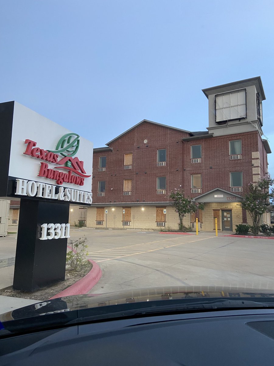 Jennifer4Austin's tweet photo. TODAY:  One of the Adler #ATXCouncil acquired hotels at more than 3x market value (w/ all costs) still not being used for the homeless after more than 2 years.  (Plus some weird graffiti still on the property)  Other hotel paid too much for also not being used is @MOVEcandlewood. https://t.co/QJnH0RHi68
