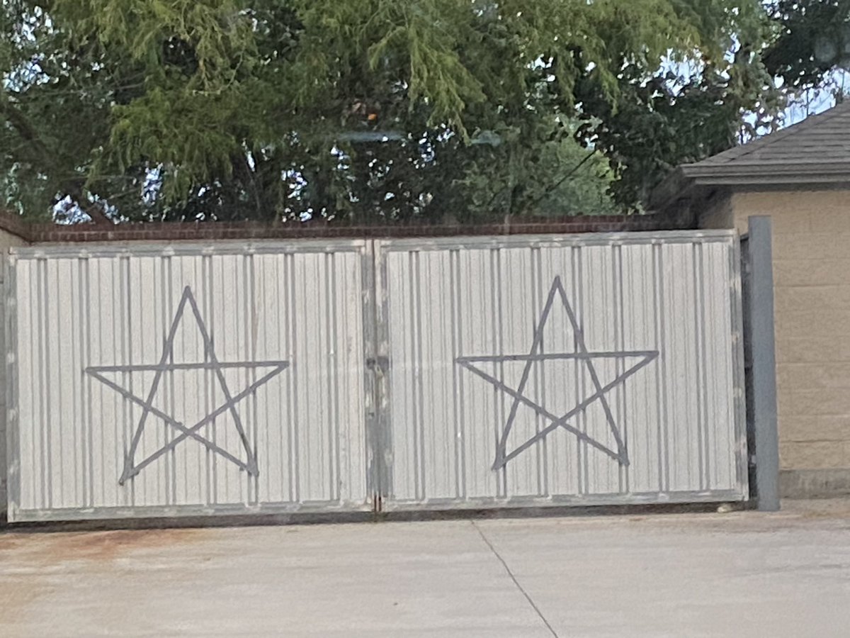 Jennifer4Austin's tweet photo. TODAY:  One of the Adler #ATXCouncil acquired hotels at more than 3x market value (w/ all costs) still not being used for the homeless after more than 2 years.  (Plus some weird graffiti still on the property)  Other hotel paid too much for also not being used is @MOVEcandlewood. https://t.co/QJnH0RHi68