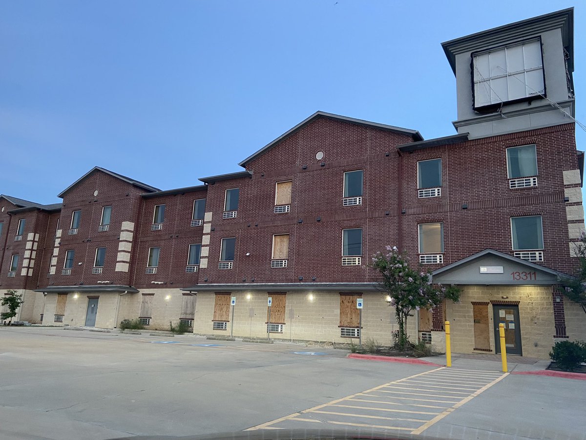 Jennifer4Austin's tweet photo. TODAY:  One of the Adler #ATXCouncil acquired hotels at more than 3x market value (w/ all costs) still not being used for the homeless after more than 2 years.  (Plus some weird graffiti still on the property)  Other hotel paid too much for also not being used is @MOVEcandlewood. https://t.co/QJnH0RHi68