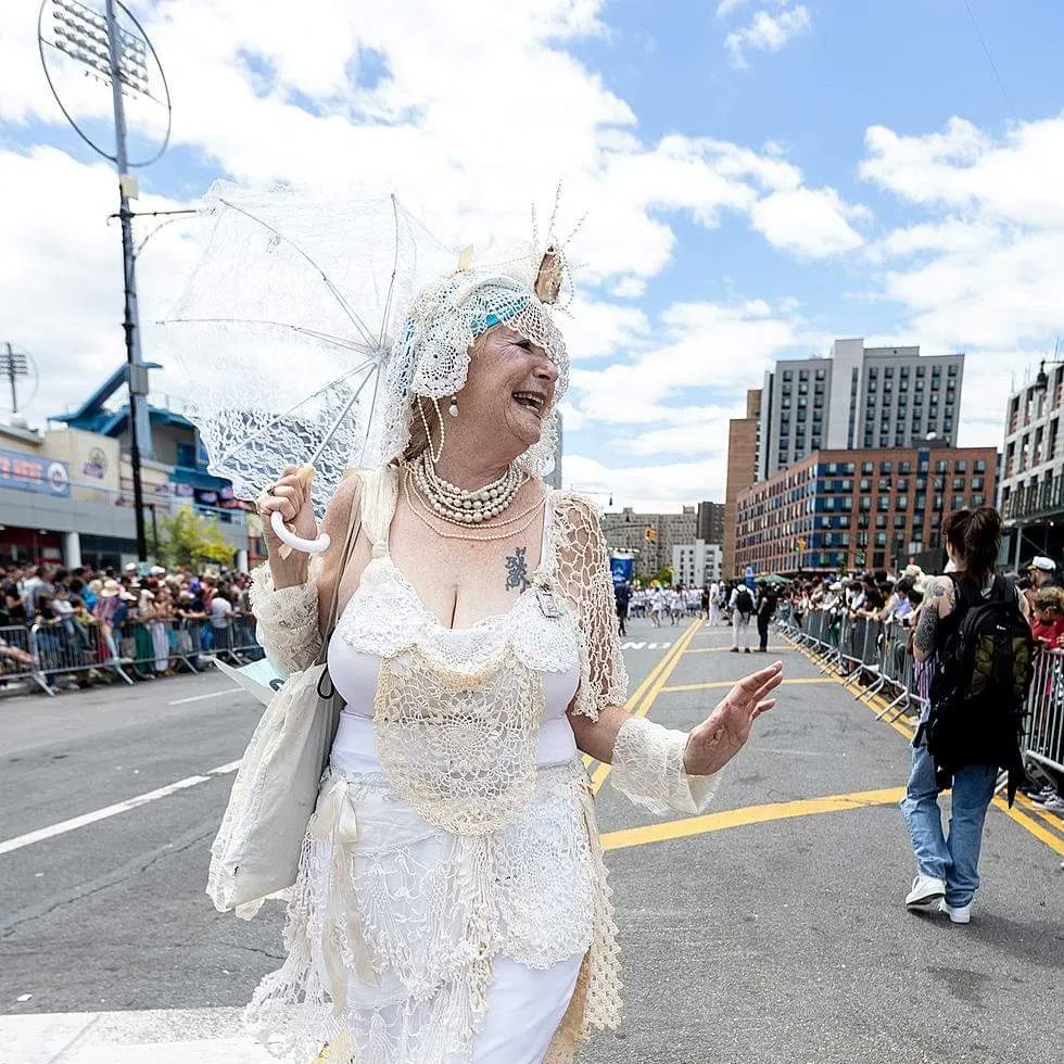 LandMerSuz's tweet photo. @MermaidParade 2022 Mermaid Winner (me!) Says:  do it now!  You know you want to! https://t.co/tgE3E0wuTw