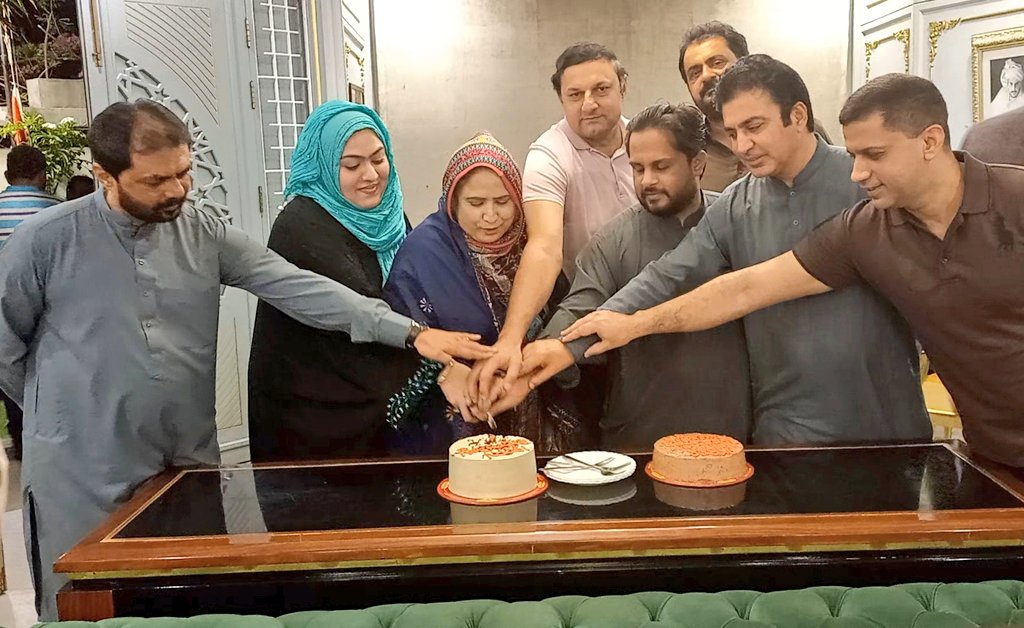 KausarBibi913's tweet photo. #Ali_House #Celebrate_birthday @SyedKumailHShah
@AkbarNasirShah1  #Son_Of
@SyedNasirHShah
#SyedNasirHussainShah 
@KausarBibi5 with @SardarNazakat_ 
@KiranFatima55 https://t.co/ghBs2YiMfF