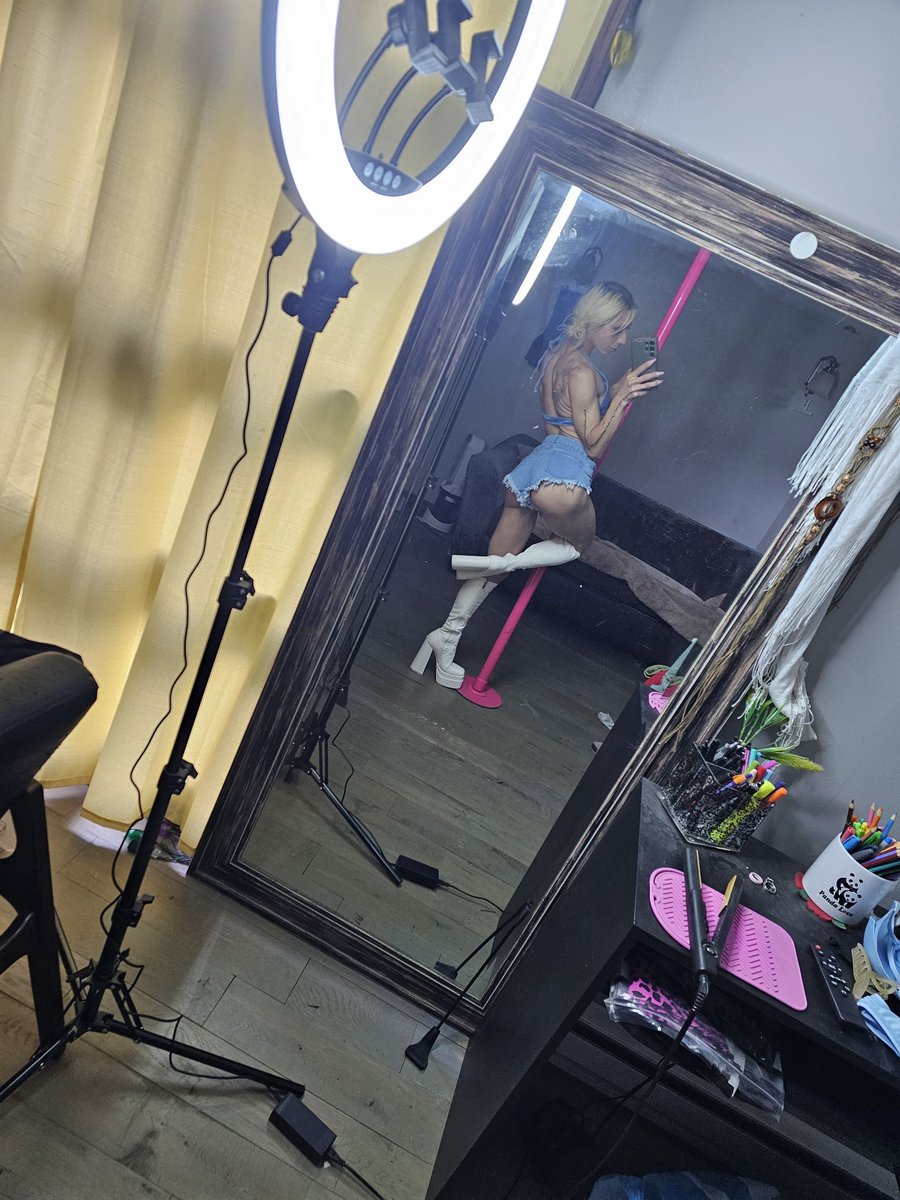 veskept28's tweet photo. https://t.co/p82VLCUoVP

💥💥HiT tHE LiNk 💥💥
Let's get down CLE style 🤩😘😘🖤
You will not be disappointed, babes
Sexy, fun,wild , Fantasy filled ,cum reliever ✨️ 😍 ♥️ #Where'sClyde #OF #onlyfansbabe #onlyfansmodle #pawg #summervibes #festival #blondebabe #boots #ass https://t.co/soXMCweB8U