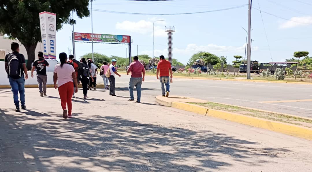 MichelCaballero's tweet photo. Órganos de Seguridad se mantienen en diálogo permanente con los Yukpas, que mantenían cerrado el pasó por el puente del Lago de Maracaibo. El DIÁLOGO como premisa fundamental. La oposición se frota las manos, desando imágenes de represión; algo que sí ocurría en la IV República. https://t.co/mmgE23KpvC