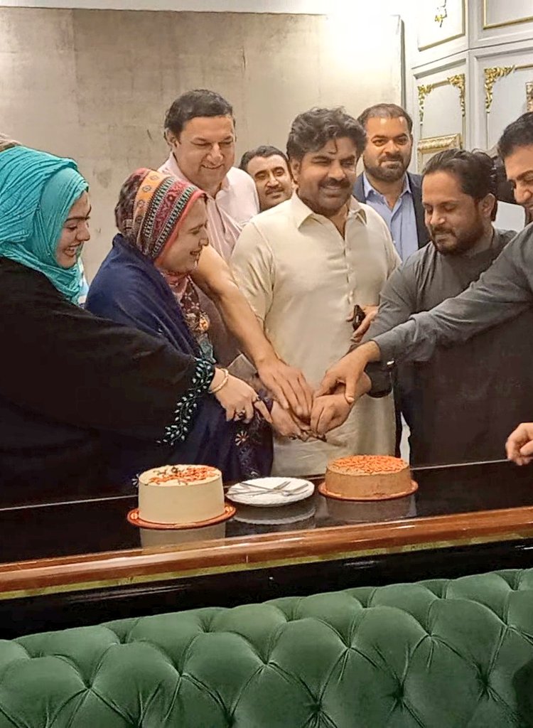 KausarBibi913's tweet photo. #Ali_House #Celebrate_birthday @SyedKumailHShah
@AkbarNasirShah1  #Son_Of
@SyedNasirHShah
#SyedNasirHussainShah 
@KausarBibi5 with @SardarNazakat_ 
@KiranFatima55 https://t.co/DXBpGTMMoq