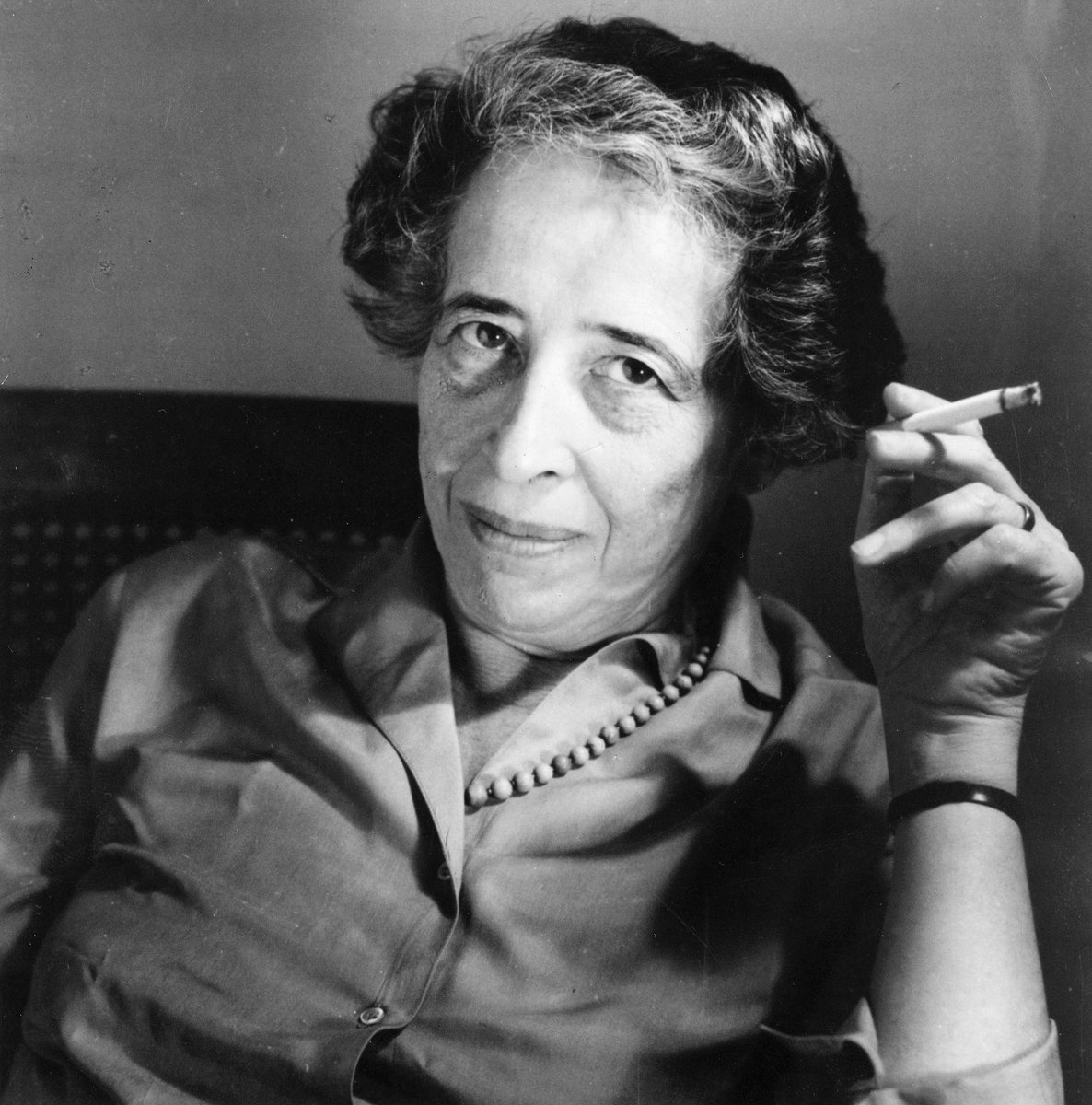 'Der ideale Untertan totalitärer Herrschaft ist nicht der überzeugte Nazi oder engagierte Kommunist, sondern Menschen, für die der Unterschied zwischen Fakten und Fiktion, wahr und falsch, nicht länger existiert.' 

Hannah Arendt