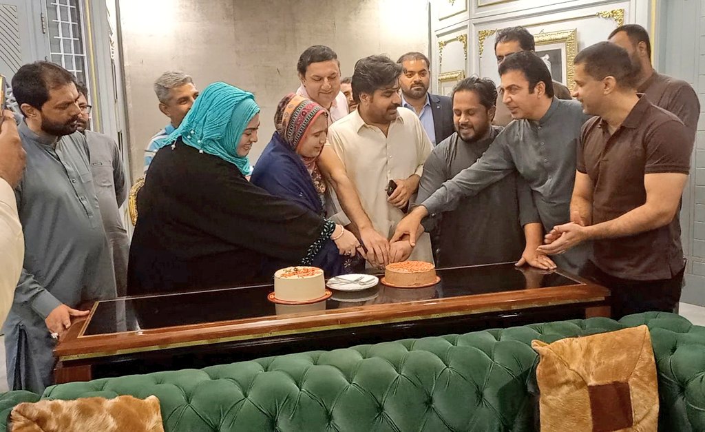 KausarBibi5's tweet photo. #Ali_House #Celebrate_birthday @SyedKumailHShah
@AkbarNasirShah1  #Son_Of
@SyedNasirHShah
#SyedNasirHussainShah 
@KausarBibi913 with @SardarNazakat_ 
@KiranFatima55 https://t.co/7jErJSeZ5o