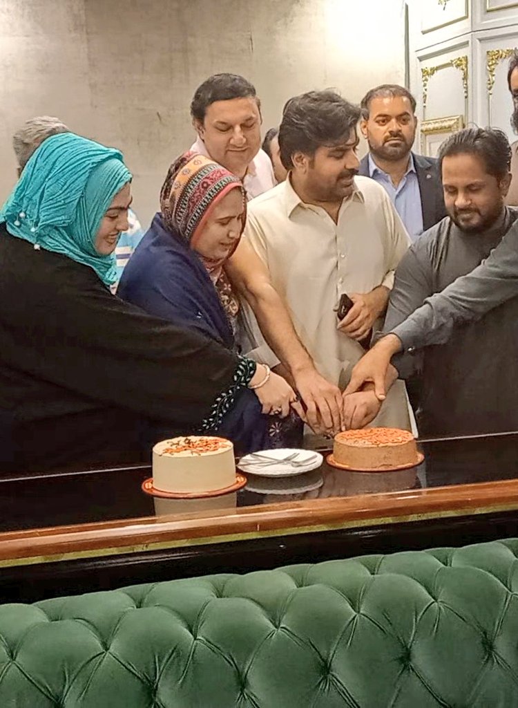 KausarBibi5's tweet photo. #Ali_House #Celebrate_birthday @SyedKumailHShah
@AkbarNasirShah1  #Son_Of
@SyedNasirHShah
#SyedNasirHussainShah 
@KausarBibi913 with @SardarNazakat_ 
@KiranFatima55 https://t.co/fS3mmJOpAf