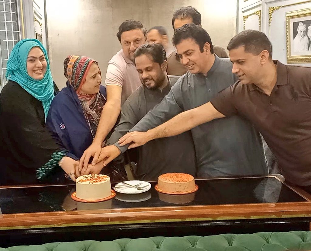 KausarBibi5's tweet photo. #Ali_House #Celebrate_birthday @SyedKumailHShah
@AkbarNasirShah1  #Son_Of
@SyedNasirHShah
#SyedNasirHussainShah 
@KausarBibi913 with @SardarNazakat_ 
@KiranFatima55 https://t.co/7jErJSeZ5o