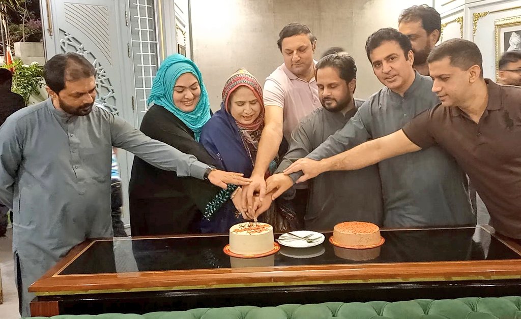 KausarBibi5's tweet photo. #Ali_House #Celebrate_birthday @SyedKumailHShah
@AkbarNasirShah1  #Son_Of
@SyedNasirHShah
#SyedNasirHussainShah 
@KausarBibi913 with @SardarNazakat_ 
@KiranFatima55 https://t.co/7jErJSeZ5o