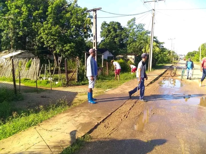 ManuelBati4's tweet photo. Los trabajadores del combinado deportivo#1, sumados a la limpieza y embellecimiento de nuestro municipio y así demostramos que en la unión está la fuerza
#LatirAvileño
#1roDeEneroDeVictorias
#LatirXUn26DeVictorias @YunielkysR @OcaYelina https://t.co/lDnIku4atf