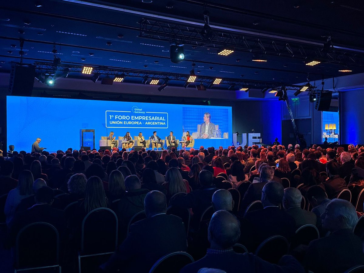 Unión Europea en Argentina (@ueenarg) on Twitter photo Participan del panel final, CEOs de empresas: Paula Altavilla de Schneider Electric Argentina, Lucila Bustos de @abo_wind, Marcela Romera de <a href="/ElectroluxGroup/">Electrolux Group</a>, Samuel Kapsh de <a href="/kapschnet/">kapsch.net</a> y Sven Piederiet de Salentein Company. Con la moderación de <a href="/flordonovanok/">Florencia Donovan</a>. Participan del panel final, CEOs de empresas: Paula Altavilla de Schneider Electric Argentina, Lucila Bustos de @abo_wind, Marcela Romera de <a href="/ElectroluxGroup/">Electrolux Group</a>, Samuel Kapsh de <a href="/kapschnet/">kapsch.net</a> y Sven Piederiet de Salentein Company. Con la moderación de <a href="/flordonovanok/">Florencia Donovan</a>.