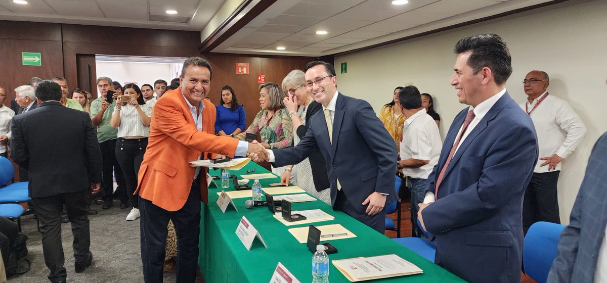 DgetaycmSLP's tweet photo. DOCENTES DE LA #DGETAyCM DE #SLP SON RECONOCIDOS POR 30 Y 40 AÑOS DE SERVICIO

Mas Detalles: https://t.co/0noBO3CL2z https://t.co/1xfnxWyqR7