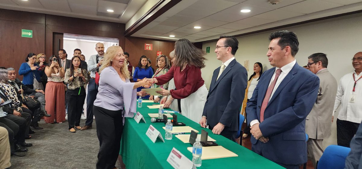 DgetaycmSLP's tweet photo. DOCENTES DE LA #DGETAyCM DE #SLP SON RECONOCIDOS POR 30 Y 40 AÑOS DE SERVICIO

Mas Detalles: https://t.co/0noBO3CL2z https://t.co/1xfnxWyqR7