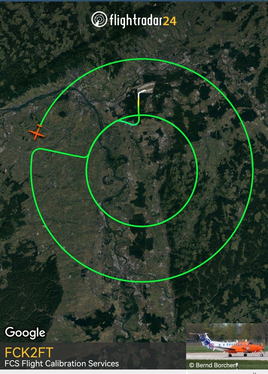 Schick: Die Beech King Air der Braunschweiger #FCS Flight Calibration Services fliegt heute perfekte Vollkreise südlich von #Frankfurt.