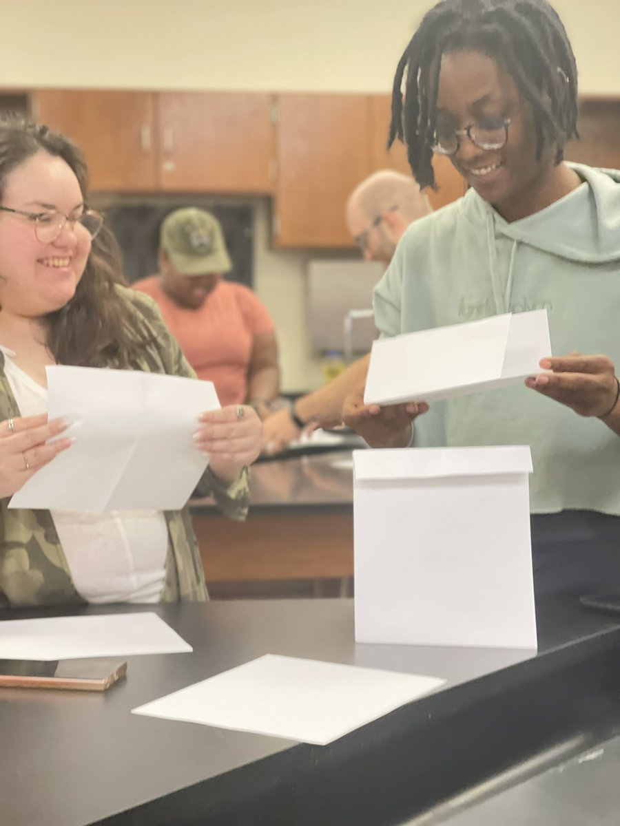 MrsJackSciHacks's tweet image. “Explore BEFORE explain for curiosity’s sake” @Humble_2ndSci @HumbleISD_PL @serna_rosalinda #explorebeforeexplain #ifTHEYbuildittheywillLEARN #thinkFIRST