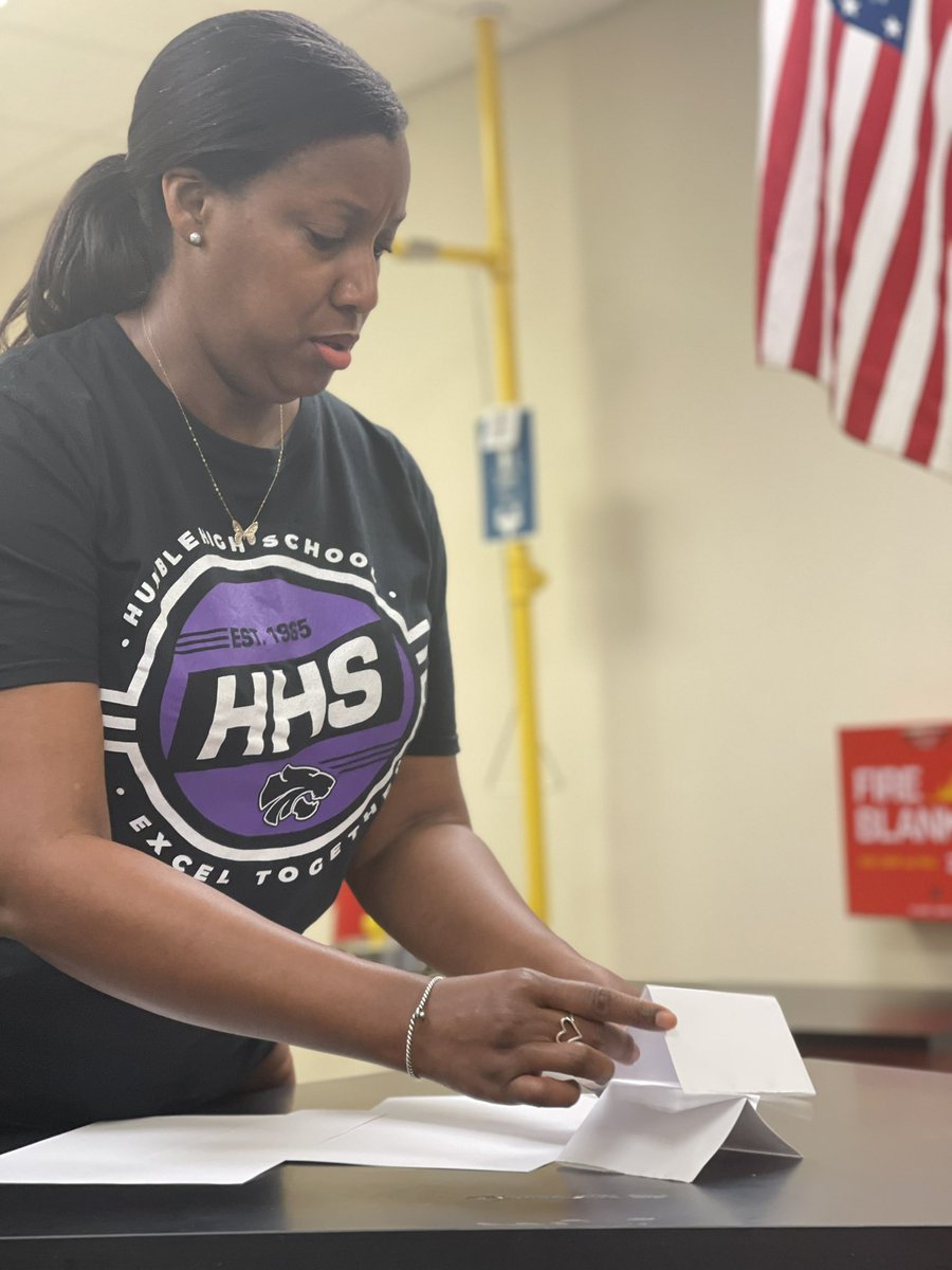 MrsJackSciHacks's tweet image. “Explore BEFORE explain for curiosity’s sake” @Humble_2ndSci @HumbleISD_PL @serna_rosalinda #explorebeforeexplain #ifTHEYbuildittheywillLEARN #thinkFIRST