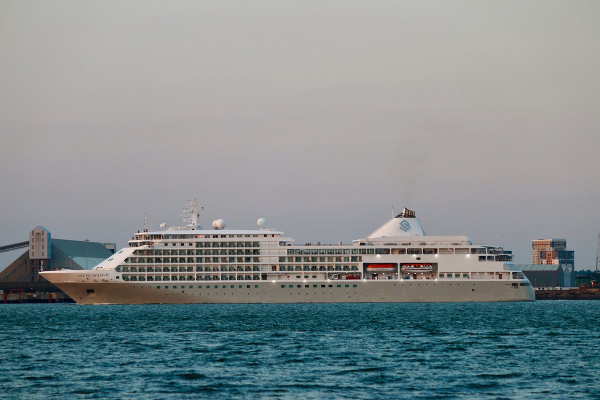 snapandgo222's tweet image. #SilverShadow leaving Liverpool tonight closely followed by #seatruck who takes Silver shadow on the inside, great turn of speed. #BitForce bringing up the rear