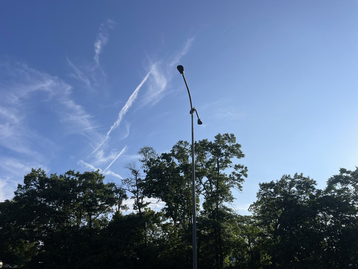 levine_on_scene's tweet photo. Not something you see everyday….

A raccoon is stuck on a highway light on 146 right before the Mineral Spring Ave exit.

Environmental police on scene. Officer here on the phone saying “This is a major event.”  #OnlyinRI @NBC10 https://t.co/h2uTYQ3Llb