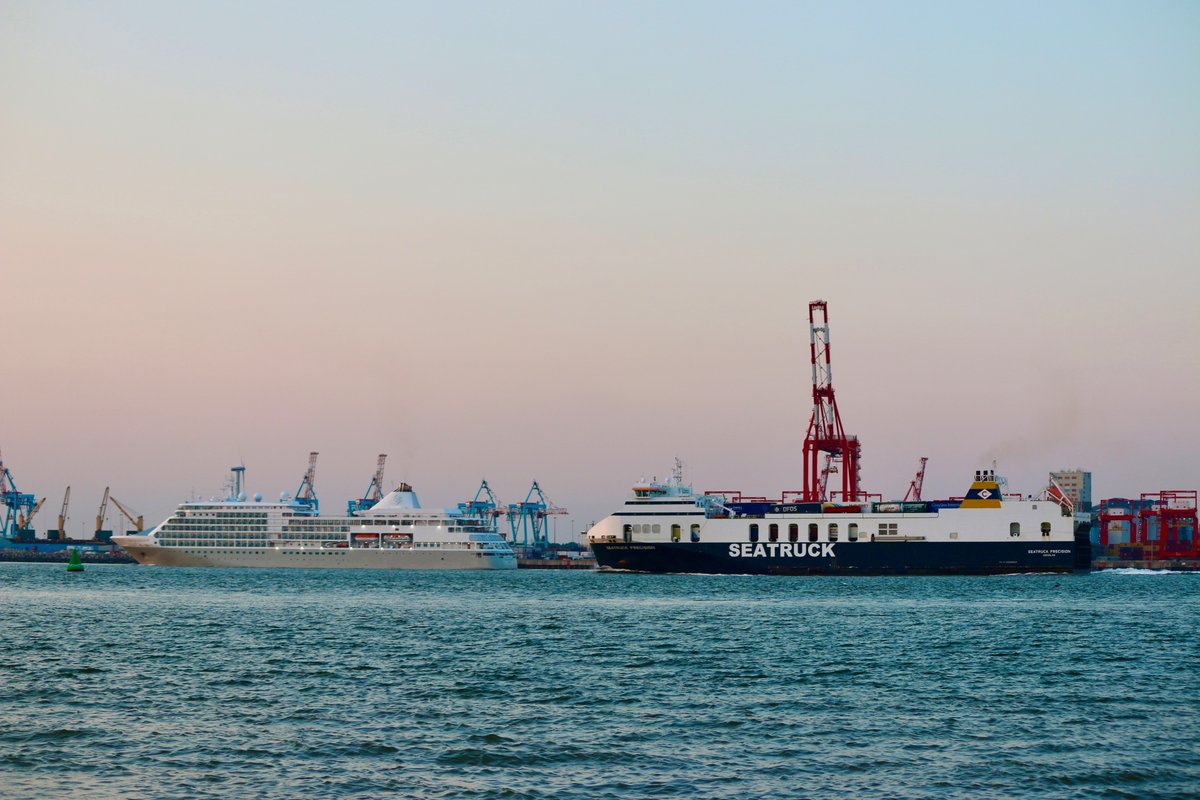 snapandgo222's tweet image. #SilverShadow leaving Liverpool tonight closely followed by #seatruck who takes Silver shadow on the inside, great turn of speed. #BitForce bringing up the rear