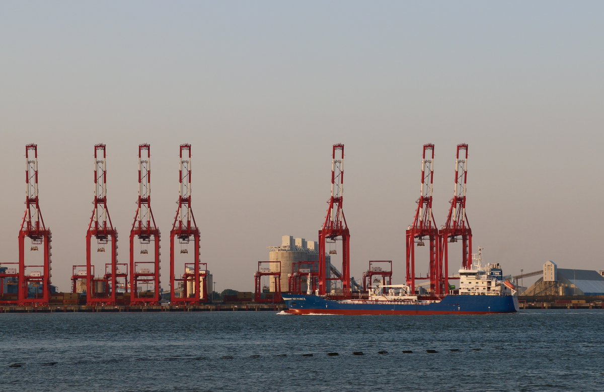 snapandgo222's tweet image. #SilverShadow leaving Liverpool tonight closely followed by #seatruck who takes Silver shadow on the inside, great turn of speed. #BitForce bringing up the rear