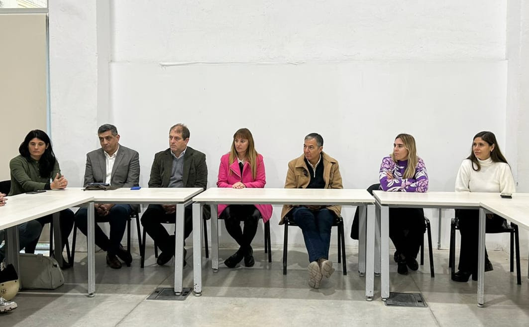 Firmat_24's tweet photo. La provincia presentó el primer programa de formación de árbitras de fútbol https://t.co/EbvV0Z9XWz

https://t.co/EbvV0Z9XWz https://t.co/ZzrUDmivVE