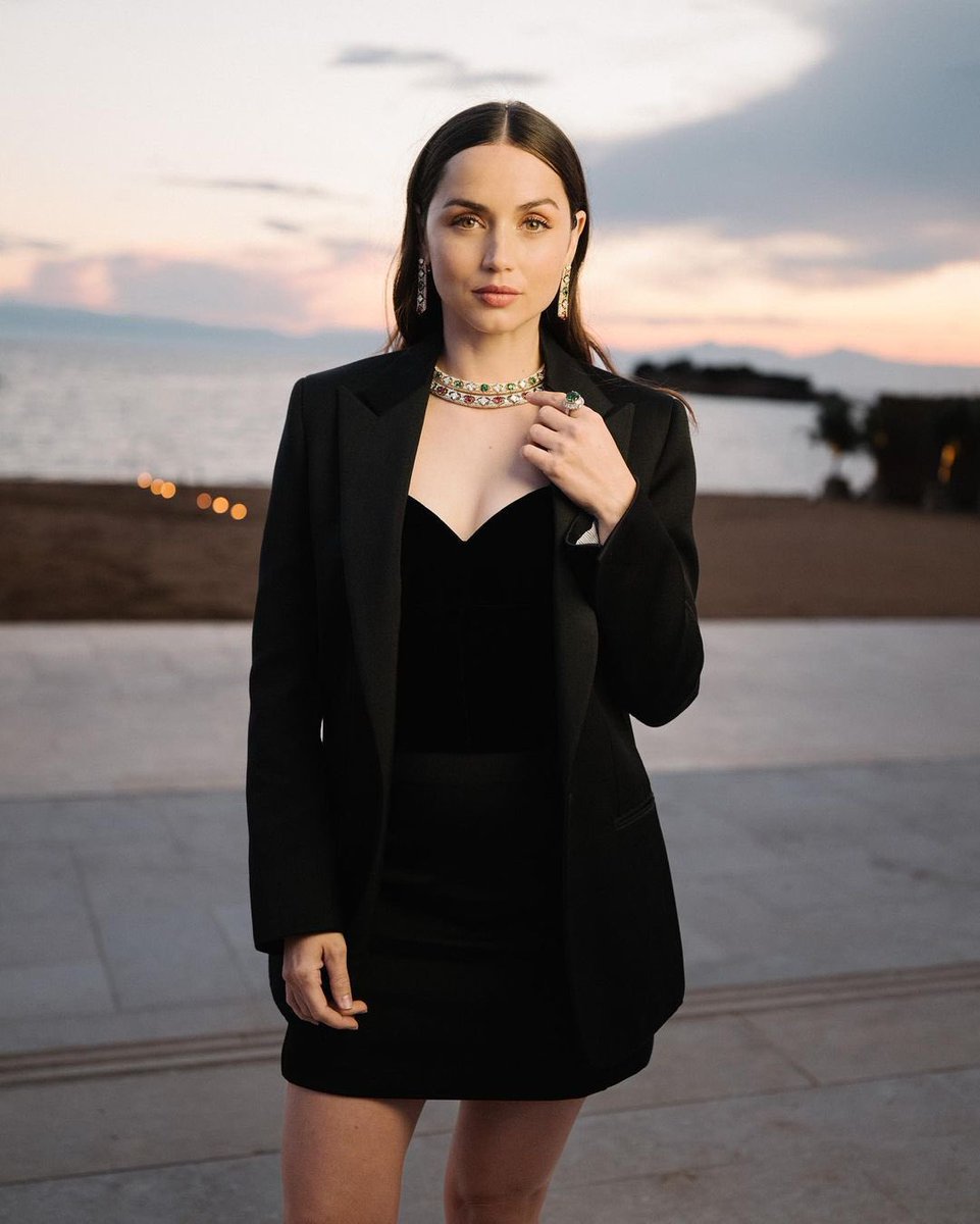 RevistaOPEN's tweet photo. Ana de Armas se hizo viral al llegar el día de ayer, con este atuendo de Louis Vuitton, a un evento de la misma marca en Grecia. 🫶🏻
#anadearmas #news #revistaopen https://t.co/TPnUW6DWYL