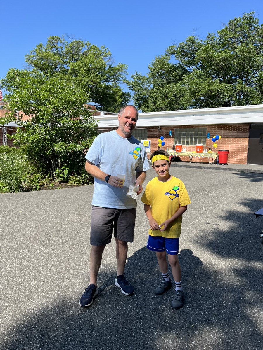 Alex’s Lemonade Stand! Special thanks to our 4th graders for being awesome hosts today! Delicious lemonade and cookies! <a href="/Colls_ZaneNorth/">Mr. Santo</a> <a href="/AlexsLemonade/">Alex's Lemonade Stand Foundation</a> #collsedu