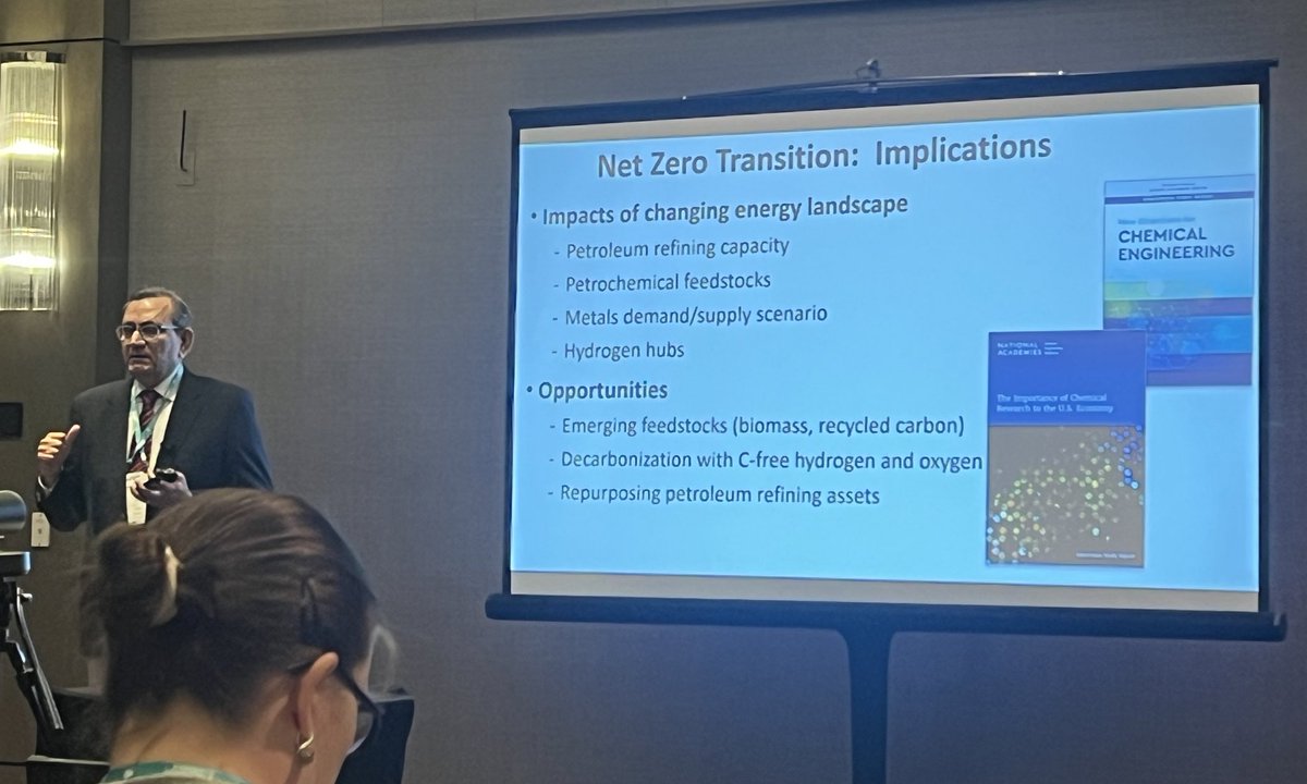 heterocat's tweet image. What a dream to present alongside my former/forever mentors @MooresResearch and Bala Subramaniam @KUcebc 

@ACSGCI really brings people together #GCEC2023