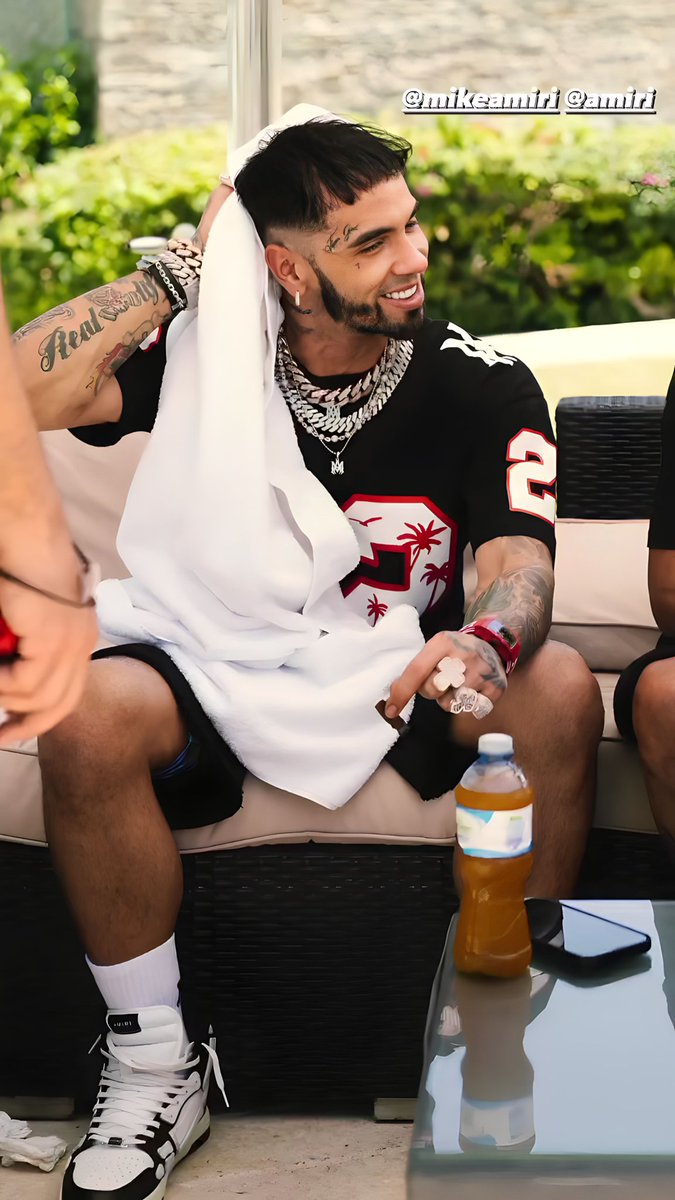 legendanuel's tweet photo. "Ella no me da like, ni me sigue, pero me puso un diablo de contacto" 👹🖤 (Anuel AA) https://t.co/1gzKo4fOGJ