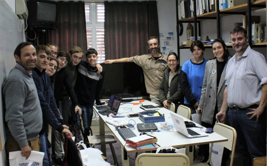 Firmat_24's tweet photo. Estudiantes secundarios santafesinos construirán un satélite para la competencia CANSAT Argentina https://t.co/cOq4NH7mvs

https://t.co/cOq4NH7mvs https://t.co/TxD7j00hHG