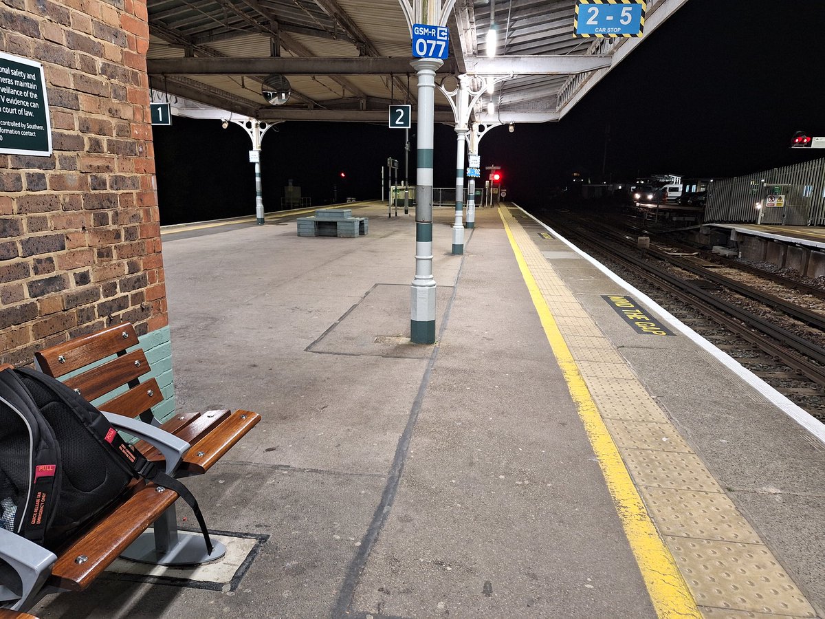 Waiting for my last train, and it's running 25 late. 😡 Hopefully I can be straight in and out of the yard at Chichester, to make some time up.
#railwayworker #railwayfamily #trainlife #railway #railwaystation #travel #railways #LateNight #laterunning